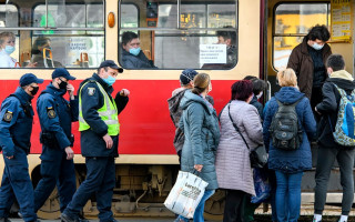 Великі черги та блокування тролейбусів: кияни через транспортний колапс не можуть доїхати до роботи