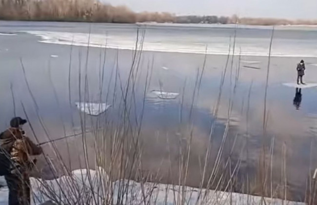 В Киеве рыбак с помощью спиннинга спас 11-летнего мальчика, видео