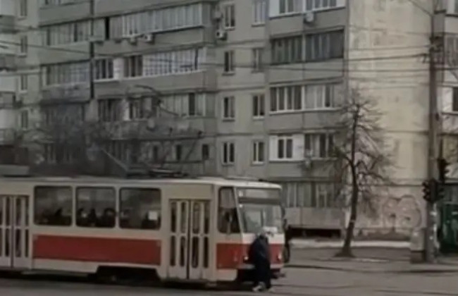 Киевлянин заблокировал движение трамвая, куда его не пустили из-за правил карантина