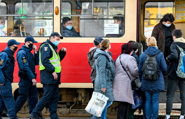 Великі черги та блокування тролейбусів: кияни через транспортний колапс не можуть доїхати до роботи