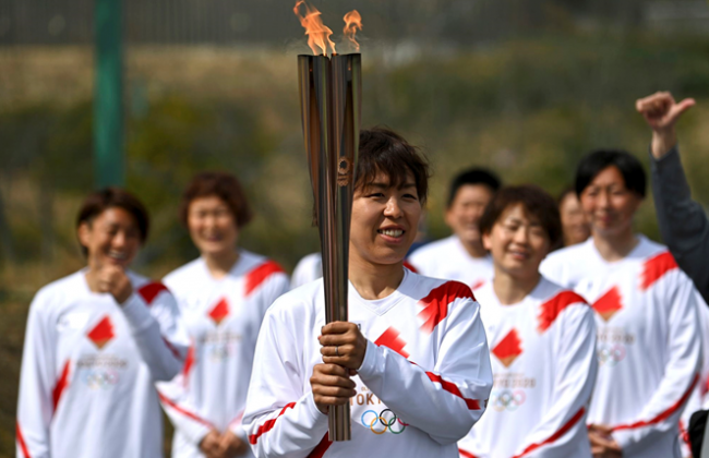 Олимпийский огонь начинает свой путь в Токио: некоторые считают, что этот день никогда не должен был наступить