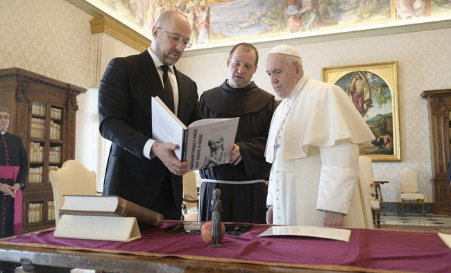 Папа Римский Франциск принял Дениса Шмыгаля на частную аудиенцию