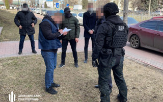 Головного ревізора-інспектора податкової Київщини спіймали на хабарі, відео
