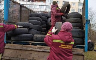 У Києві прибирають «артоб'єкти», що зроблені зі старих шин