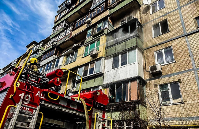 В Киеве на левом берегу горела высотка: фото