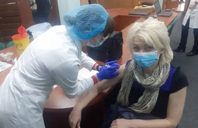 В украинских университетах начали вакцинацию сотрудников