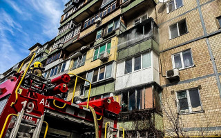 В Киеве на левом берегу горела высотка: фото