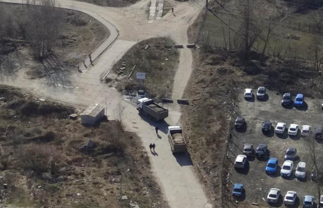 В Киеве десятки грузовиков засыпали озеро строительным мусором