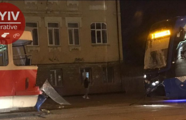 Странное ДТП в Киеве: столкнулись два трамвая, фото