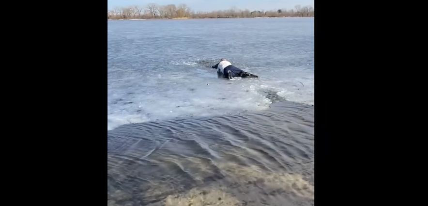 Киевлянин спас девушку из ледяной ловушки, видео