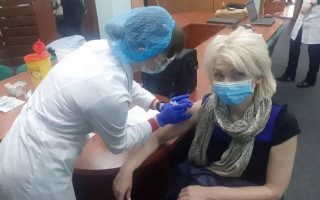 В украинских университетах начали вакцинацию сотрудников
