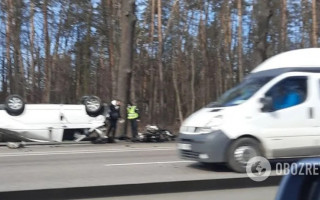 В столице авто перевернулось посреди дороги: есть пострадавшие
