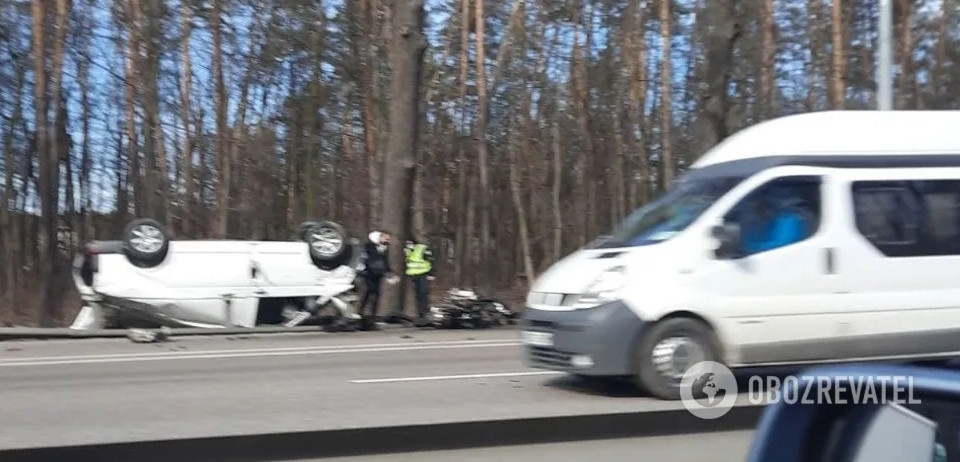 В столице авто перевернулось посреди дороги: есть пострадавшие