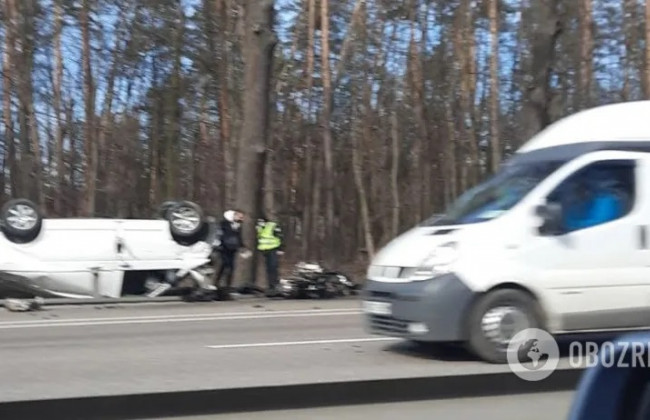 В столице авто перевернулось посреди дороги: есть пострадавшие