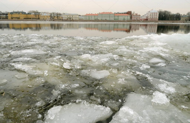 На столичній Оболоні киянин врятував дівчину, яка провалилася під лід: відео