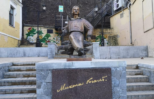 В Киеве на Андреевском спуске внезапно появился памятник Гоголю