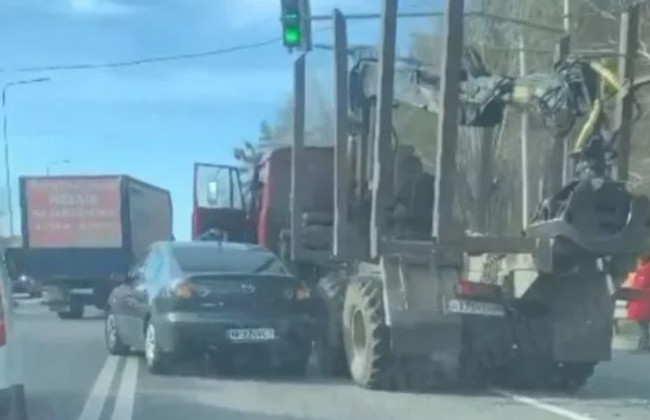 Серьезное ДТП под Киевом: грузовик протаранил две легковушки, видео