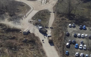 В Киеве десятки грузовиков засыпали озеро строительным мусором
