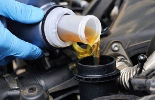Водителям объяснили, нужно ли менять масло в автомобиле после зимы