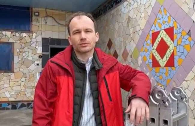 Малюська повторил работу Бэнкси со сбегающим заключенным на стене украинской тюрьмы