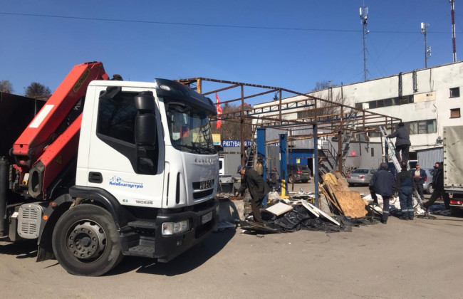 У Солом'янському районі комунальники прибрали самовільно встановлене СТО