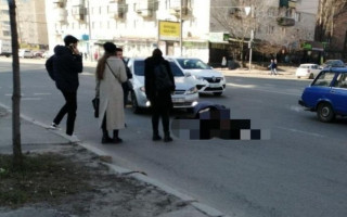 Серьезное ДТП в Киеве: таксист сбил девушку, фото
