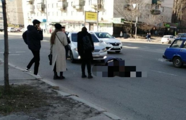 Серьезное ДТП в Киеве: таксист сбил девушку, фото