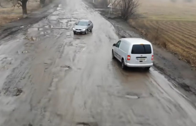 Ямы по колено: водителям показали худшую дорогу Украины, видео