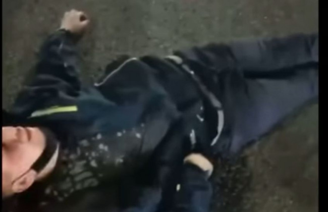 В Киеве неадекватный парень бросился под колеса легковушки, видео