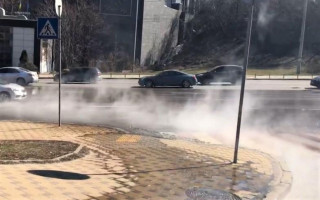 В Киеве прорвало теплотрассу: улицы в кипятке, видео