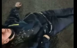 В Киеве неадекватный парень бросился под колеса легковушки, видео