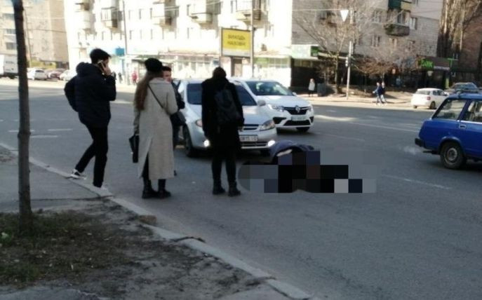 Серьезное ДТП в Киеве: таксист сбил девушку, фото