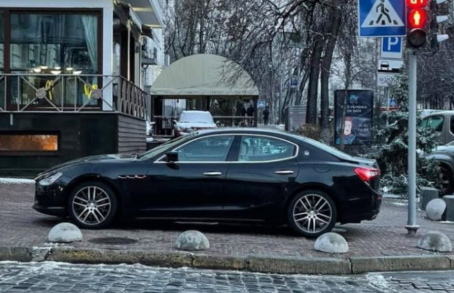 Киевлян возмутил «герой парковки» на Maserati, фото