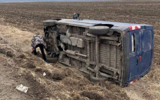На Рівненщині мікроавтобус перекинувся у кювет, фото