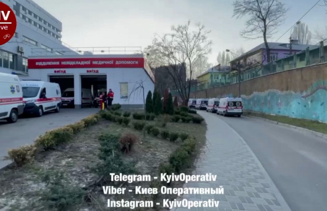 В Киеве заметили очередь из скорых возле больницы №12