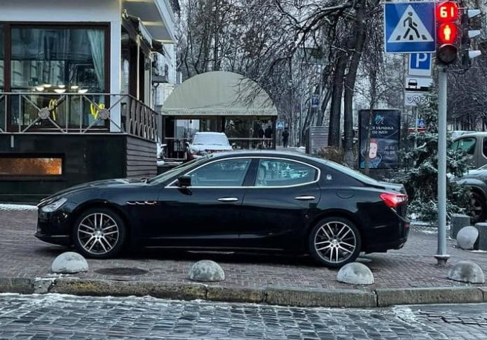 Киевлян возмутил «герой парковки» на Maserati, фото