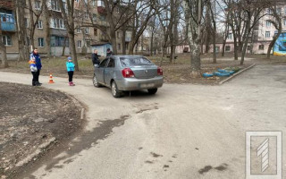 Под Днепром автомобиль сбил 6-летнюю девочку на самокате