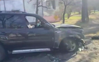 В Киеве сожгли паркующийся на газоне внедорожник, видео