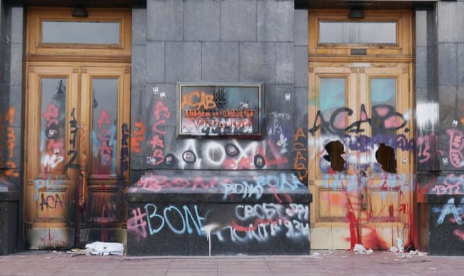 У Зеленского отказались отдавать изуродованные двери на выставку: их отреставрируют