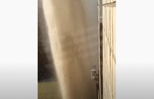 В Киеве возле многоэтажки забил мощный «гейзер», видео