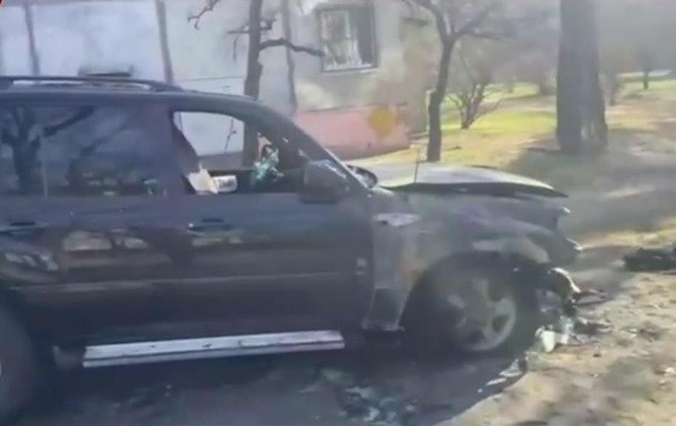В Киеве сожгли паркующийся на газоне внедорожник, видео