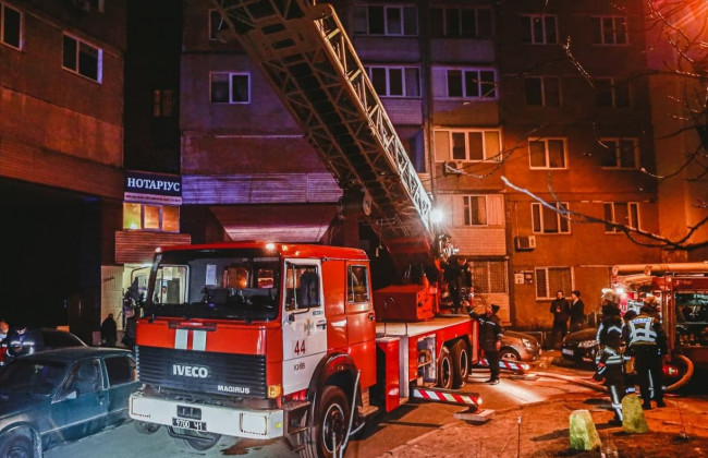 У Києві вночі сталася пожежа: врятовано троє людей