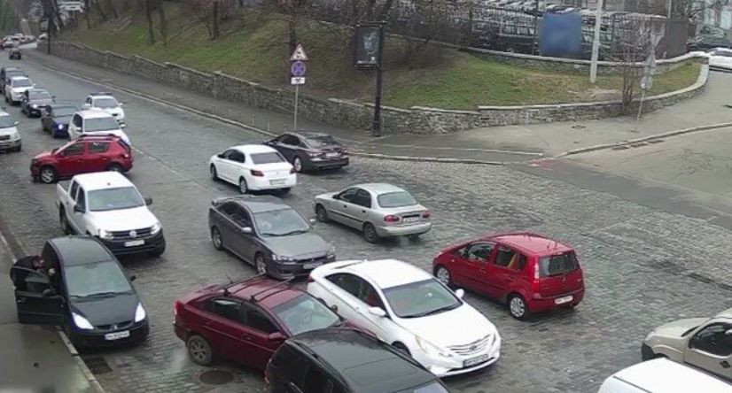 В Киеве произошло курьезное ДТП из-за неосторожности водителя, видео