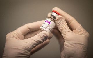 Канада прекращает прививки вакциной AstraZeneca людям до 55 лет и младше