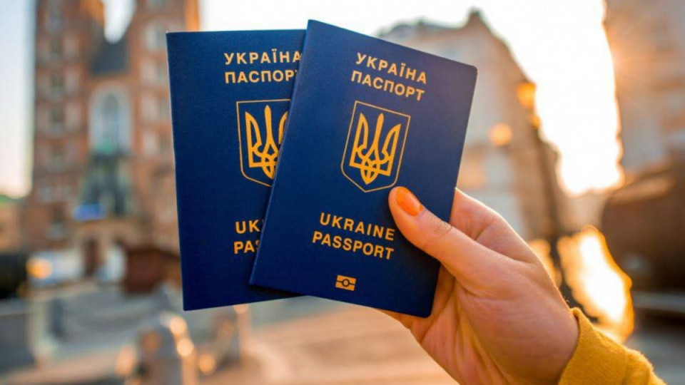 Електронні паспорти українців прирівняють до звичайних: прийнято закон