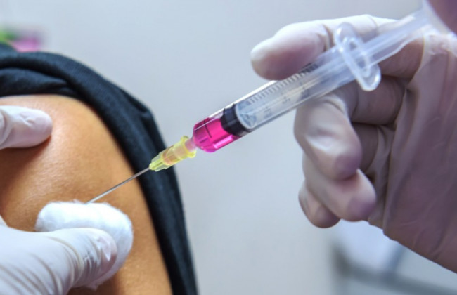 В Україні друга особа отримала дві дози вакцини від COVID