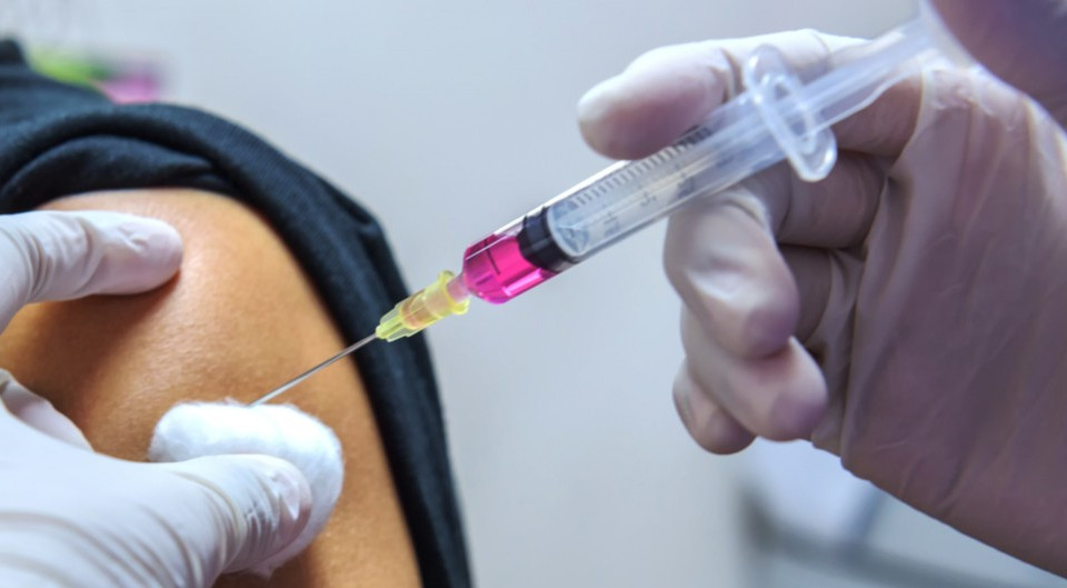В Україні друга особа отримала дві дози вакцини від COVID