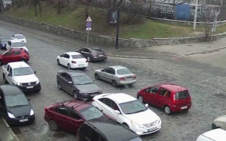 В Киеве произошло курьезное ДТП из-за неосторожности водителя, видео