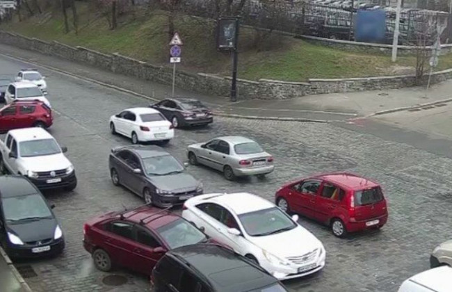 В Киеве произошло курьезное ДТП из-за неосторожности водителя, видео