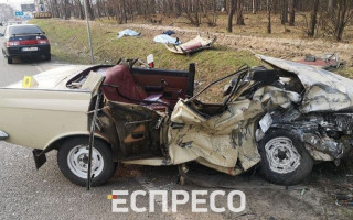 Под Киевом авто врезалось в микроавтобус ритуальной службы, в котором везли гроб с умершим